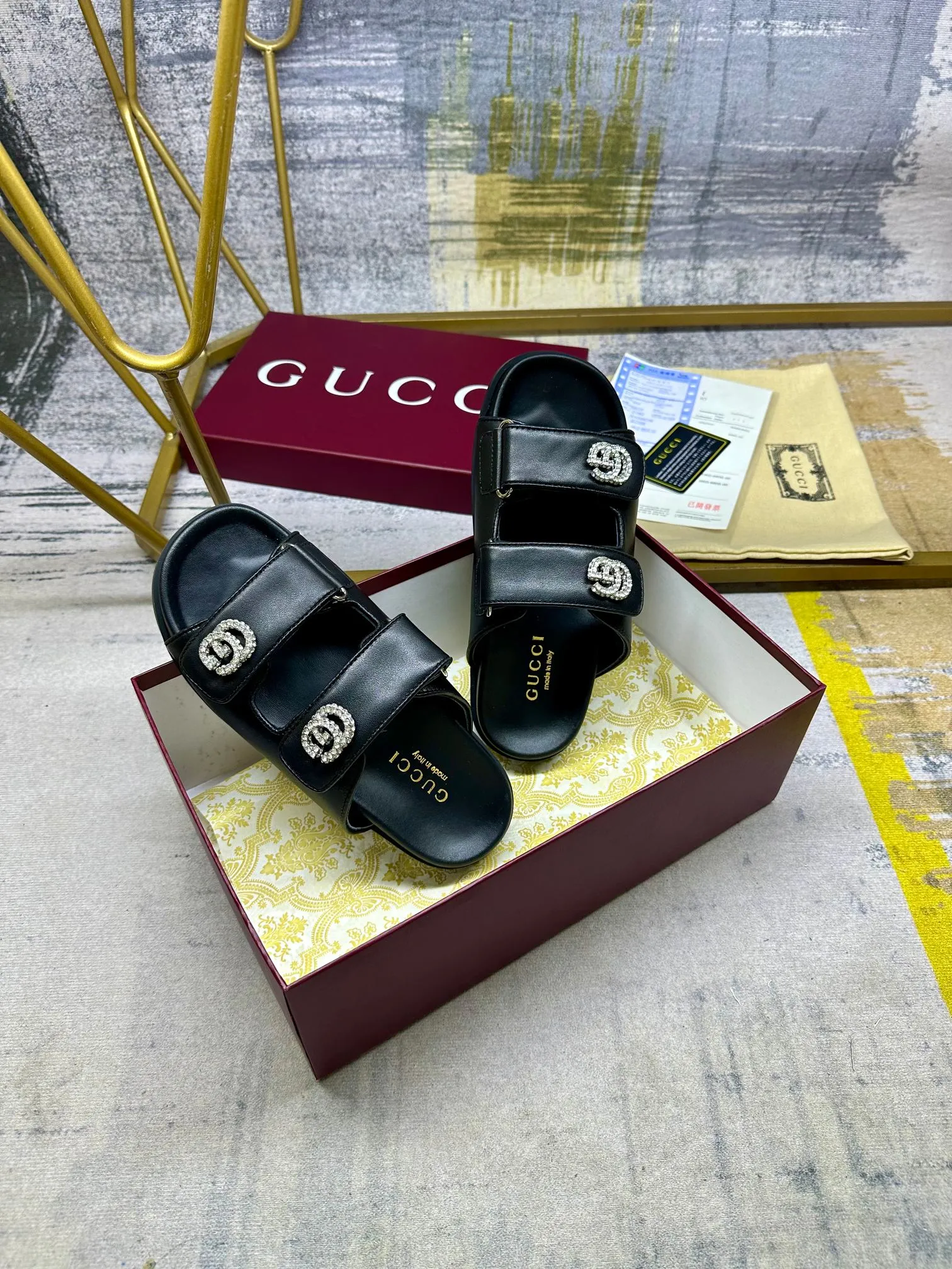 👟👟Ex-factory price 440👟👟Gucci’s latest popular slippers, double-strip Velcro straps are adjustable, and the cowhide fabric is embellished with double G diamond fasteners. Number of yards: 35-41 yards,